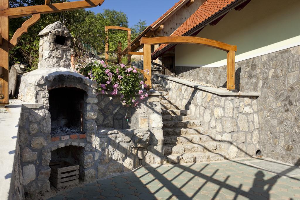 Vineyard Cottage Lustek โนโวเมสโต ภายนอก รูปภาพ